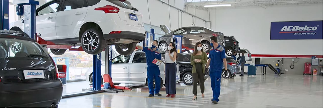 Distribuidores, autos para revisión y atención al cliente mostrando vehículo