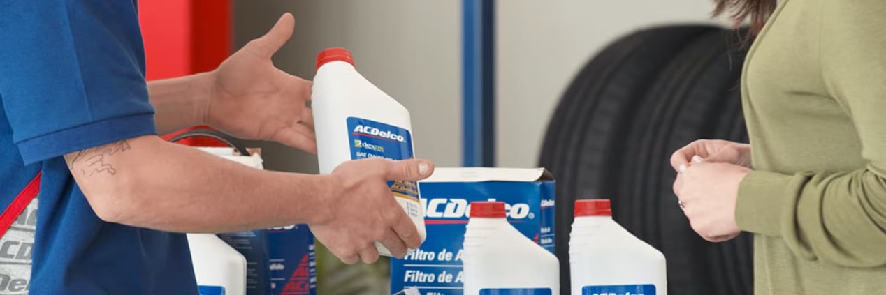 Atención al cliente mostrando productos en Distribuidores ACDelco