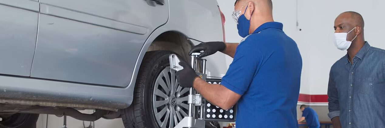 Atención al cliente mostrando servicios en neumáticos de un auto