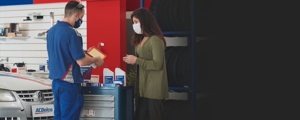 Distribuidores ACDelco con atención al cliente resolviendo dudas